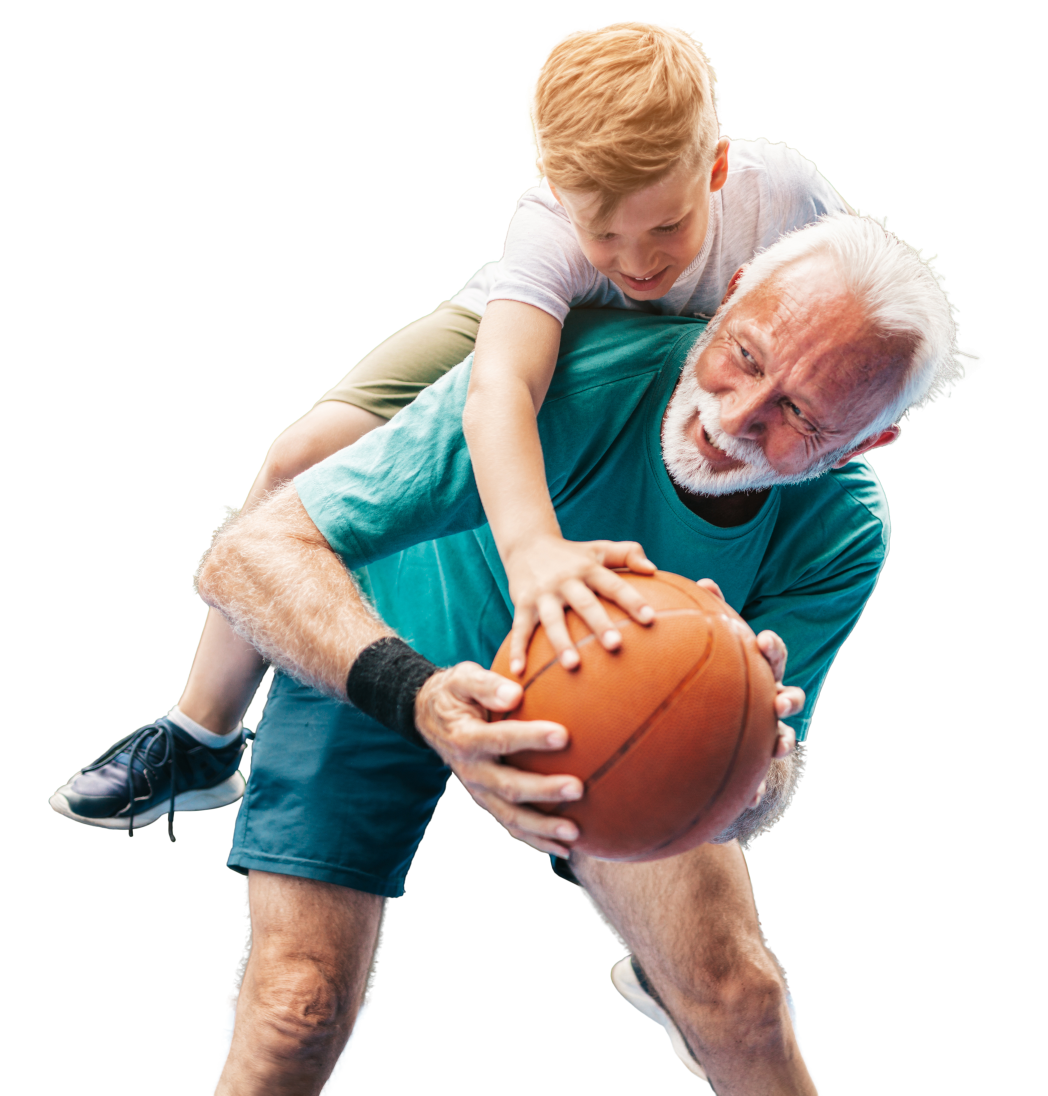 Opa und Enkel spielen Baskteball