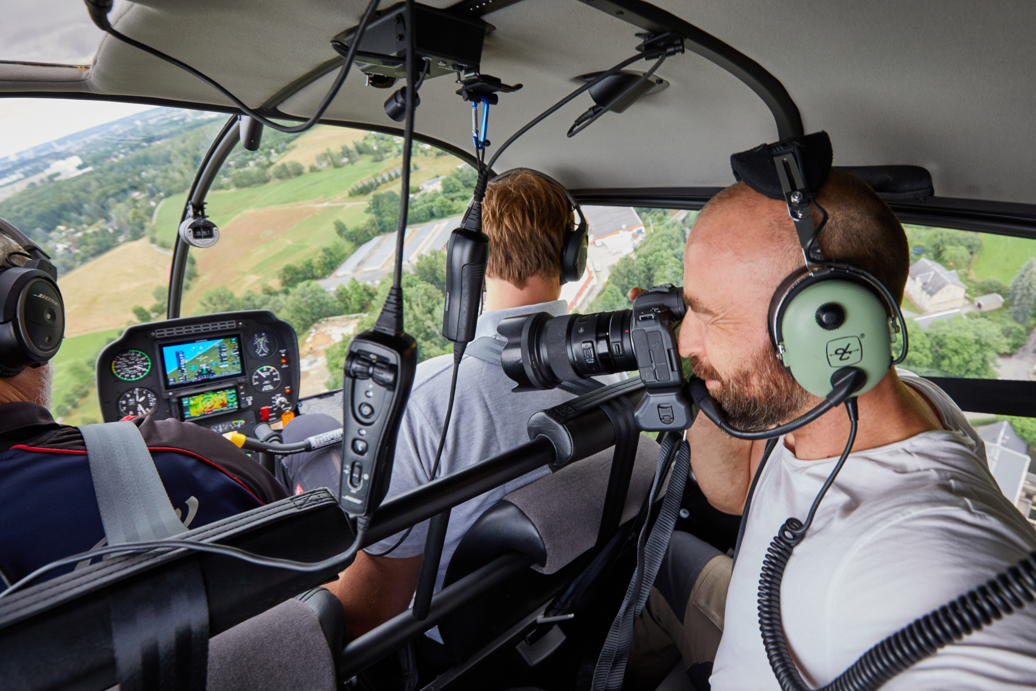 Fotograf mit Piloten im Helikopter