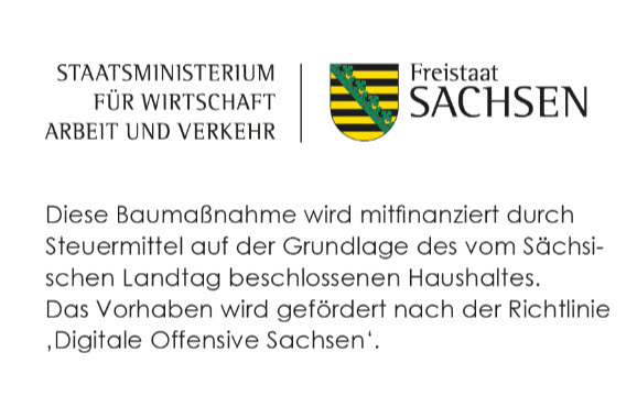 Wappen des Freistaats Sachsen mit Text: "Diese Maßnahem wird mitfinanziert mit Steuermitteln auf Grundlage des von den Abgeordneten des Sächsischen Landtags beschlossenen Haushaltes. Das Vorhaben wird gefördert nach der Richtlinie Digitale Offensive Sachsen."