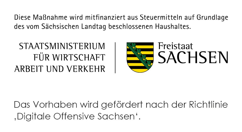 Wappen des Freistaats Sachsen mit Text: "Diese Maßnahem wird mitfinanziert mit Steuermitteln auf Grundlage des von den Abgeordneten des Sächsischen Landtags beschlossenen Haushaltes. Das Vorhaben wird gefördert nach der Richtlinie Digitale Offensive Sachsen."