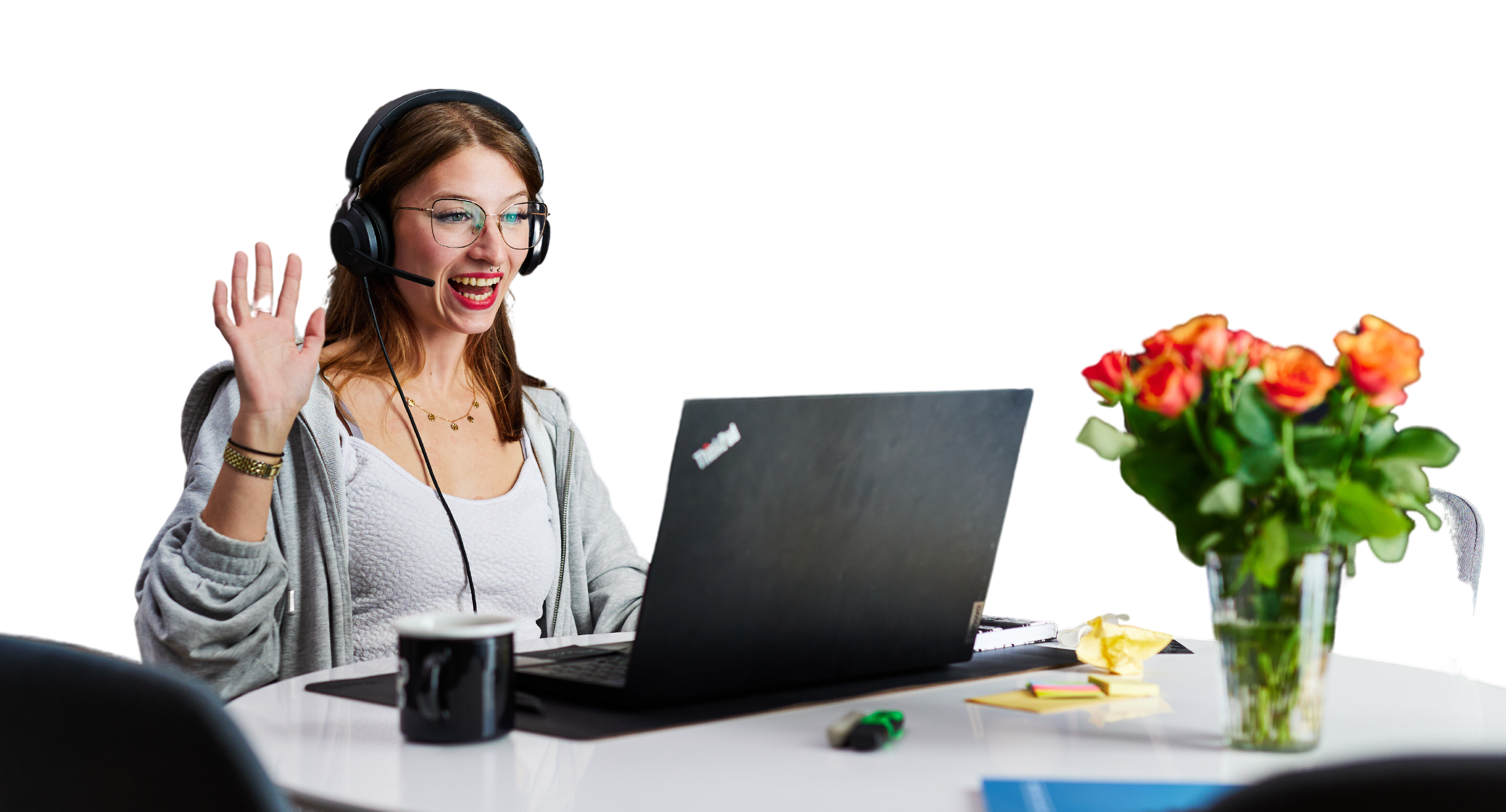 Frau sitzt an Schreibtisch mit Laptop