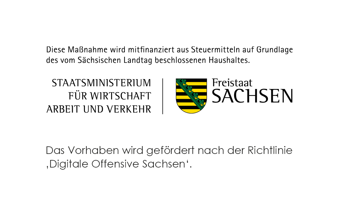 Wappen des Freistaats Sachsen mit Text: "Diese Maßnahem wird mitfinanziert mit Steuermitteln auf Grundlage des von den Abgeordneten des Sächsischen Landtags beschlossenen Haushaltes. Das Vorhaben wird gefördert nach der Richtlinie Digitale Offensive Sachsen."