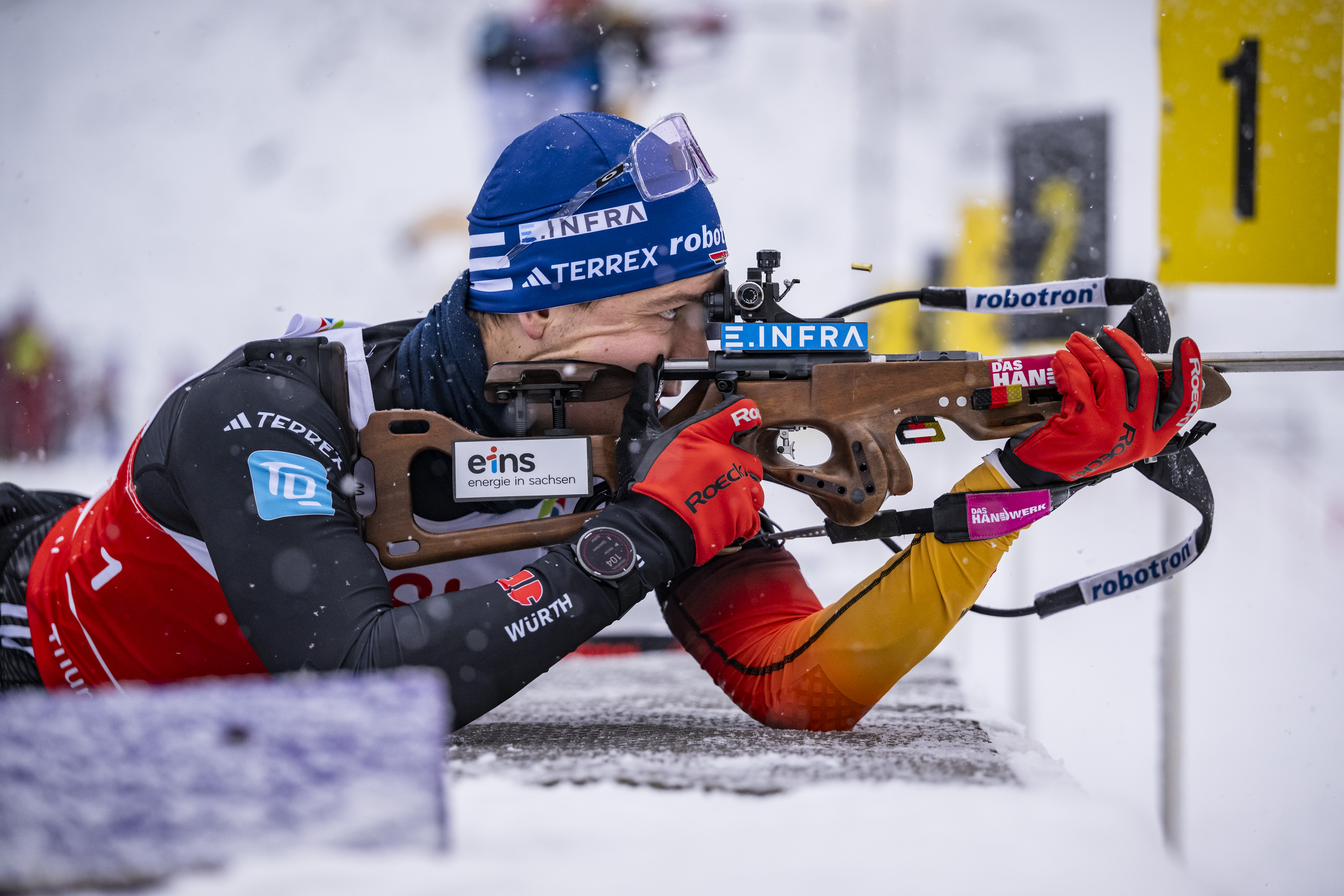 Biathlet Justus Strelow liegend, das Ziel im Visier